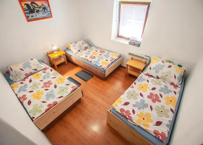 호스텔 Hostel, And Ceklin