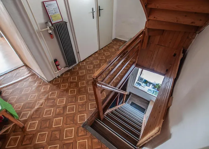 호스텔 Hostel, And Ceklin *