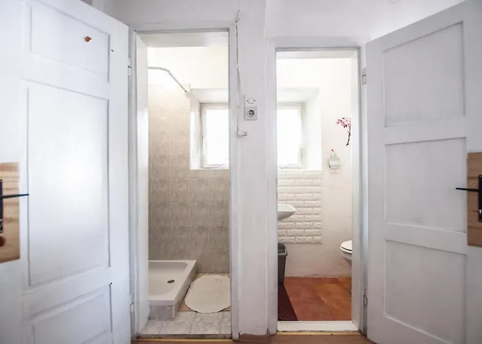 Hostel, And Ceklin *